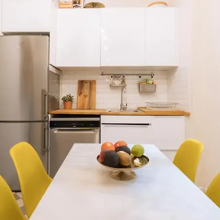 Charming 3bd Apart In The Heart Of Apartment