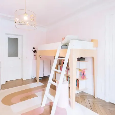 Charming 3bd Apart In The Heart Of Apartment *